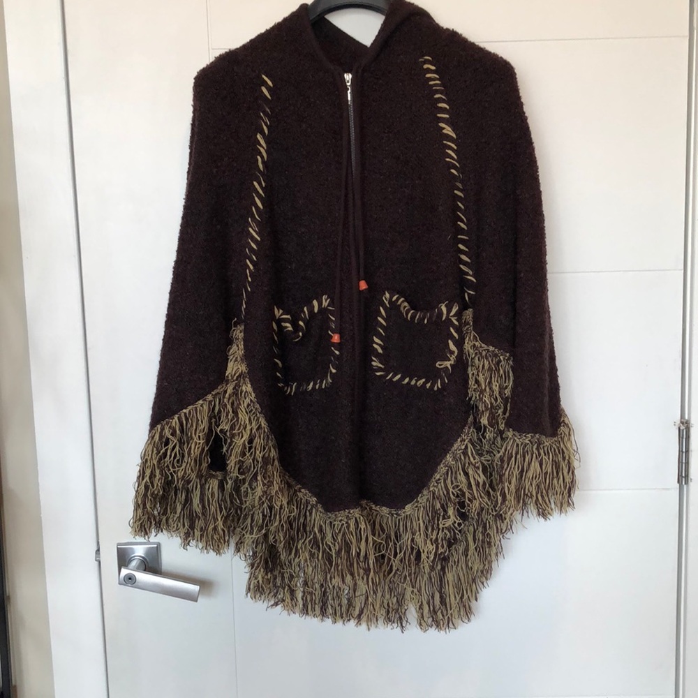 Poncho - Picture 1 of 4